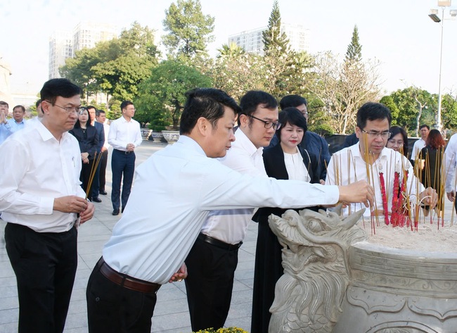 Lãnh đạo Báo Sức khỏe & Đời sống (thứ 2 từ phải sang) cùng các thành viên đoàn công tác dâng hương anh hùng liệt sĩ.