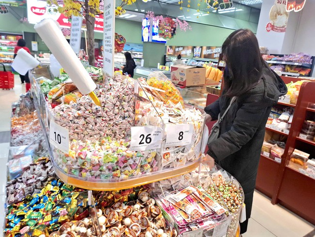 Phố phường rộn ràng không khí mua sắm Tết- Ảnh 5.