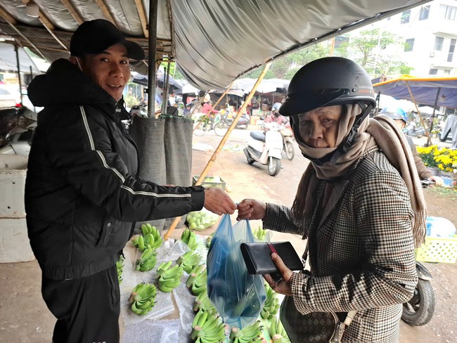 Phố phường rộn ràng không khí mua sắm Tết- Ảnh 3.