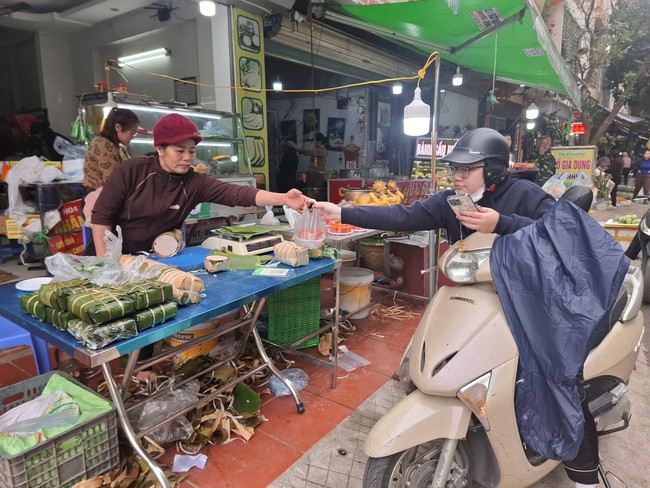 Phố phường rộn ràng không khí mua sắm Tết- Ảnh 1.