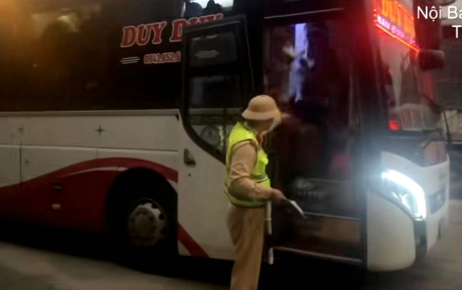 Phạt gần 188 triệu đồng xe khách chở 48 người trên xe 23 chỗ chạy cao tốc Nội Bài - Lào Cai- Ảnh 1. Phạt gần 188 triệu đồng xe khách chở 48 người trên xe 23 chỗ chạy cao tốc Nội Bài - Lào Cai- Ảnh 1.