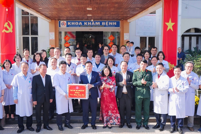 Bí thư Tỉnh ủy Nghệ An thăm, tặng quà bệnh nhi khó khăn dịp cận Tết- Ảnh 6.