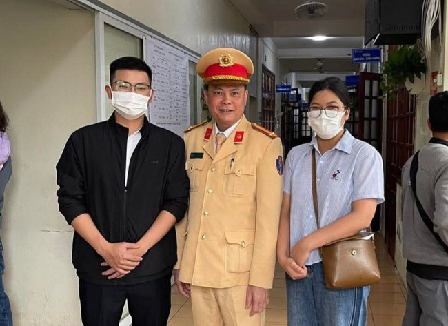 Bé 2 tháng tuổi tím tái giữa đường, CSGT dùng xe tuần tra chở đi cấp cứu- Ảnh 1.