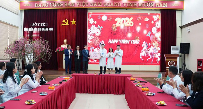 Lãnh đạo tỉnh Quảng Ninh thăm, chúc Tết cán bộ y bác sĩ Bệnh viện Sản nhi - Ảnh 2.