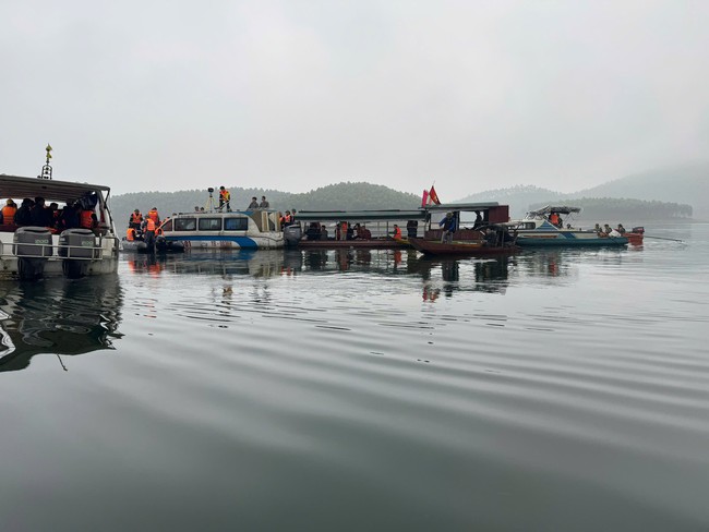 Tìm thấy nạn nhân đầu tiên trong vụ lật thuyền ở hồ Thác Bà- Ảnh 1.