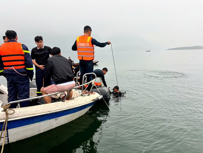 Video hơn 500 người cùng xuồng máy, môtô nước... tìm kiếm nạn nhân vụ lật tàu ở hồ Thác Bà- Ảnh 4. Video hơn 500 người cùng xuồng máy, môtô nước... tìm kiếm nạn nhân vụ lật tàu ở hồ Thác Bà- Ảnh 4.