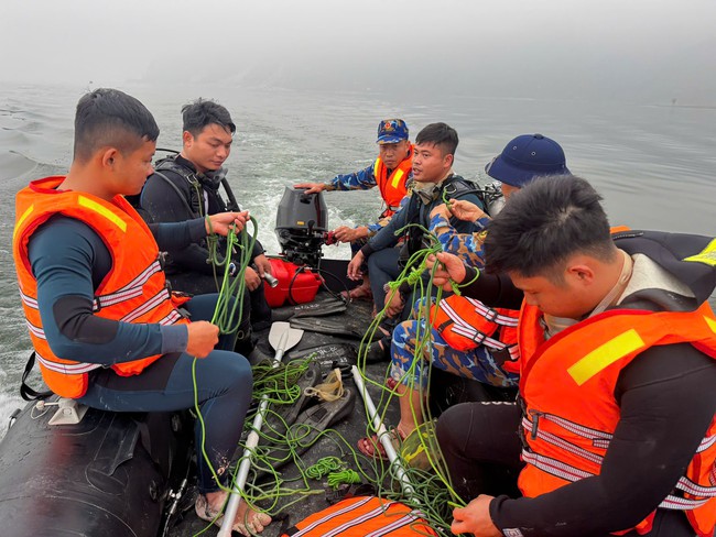 Video hơn 500 người cùng xuồng máy, môtô nước... tìm kiếm nạn nhân vụ lật tàu ở hồ Thác Bà- Ảnh 5. Video hơn 500 người cùng xuồng máy, môtô nước... tìm kiếm nạn nhân vụ lật tàu ở hồ Thác Bà- Ảnh 5.