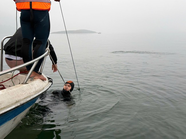 Video hơn 500 người cùng xuồng máy, môtô nước... tìm kiếm nạn nhân vụ lật tàu ở hồ Thác Bà- Ảnh 7. Video hơn 500 người cùng xuồng máy, môtô nước... tìm kiếm nạn nhân vụ lật tàu ở hồ Thác Bà- Ảnh 7.