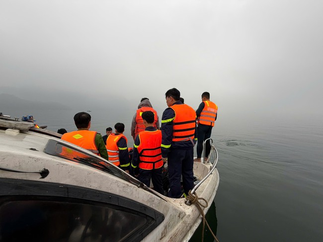 Video hơn 500 người cùng xuồng máy, môtô nước... tìm kiếm nạn nhân vụ lật tàu ở hồ Thác Bà- Ảnh 9. Video hơn 500 người cùng xuồng máy, môtô nước... tìm kiếm nạn nhân vụ lật tàu ở hồ Thác Bà- Ảnh 9.