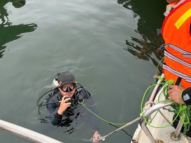 Video hơn 500 người cùng xuồng máy, môtô nước... tìm kiếm nạn nhân vụ lật tàu ở hồ Thác Bà- Ảnh 8. Video hơn 500 người cùng xuồng máy, môtô nước... tìm kiếm nạn nhân vụ lật tàu ở hồ Thác Bà- Ảnh 8.