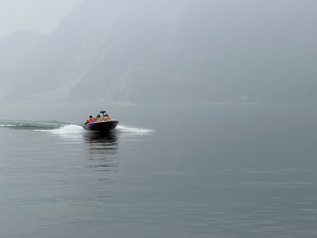 Video hơn 500 người cùng xuồng máy, môtô nước... tìm kiếm nạn nhân vụ lật tàu ở hồ Thác Bà- Ảnh 1. Video hơn 500 người cùng xuồng máy, môtô nước... tìm kiếm nạn nhân vụ lật tàu ở hồ Thác Bà- Ảnh 1.
