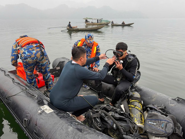 Video hơn 500 người cùng xuồng máy, môtô nước... tìm kiếm nạn nhân vụ lật tàu ở hồ Thác Bà- Ảnh 6. Video hơn 500 người cùng xuồng máy, môtô nước... tìm kiếm nạn nhân vụ lật tàu ở hồ Thác Bà- Ảnh 6.