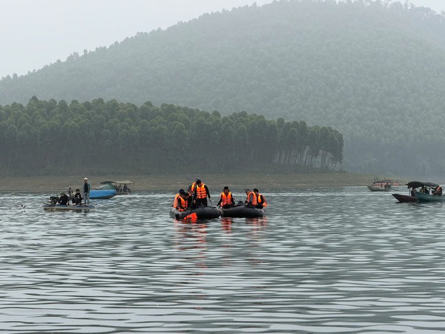 Video hơn 500 người cùng xuồng máy, môtô nước... tìm kiếm nạn nhân vụ lật tàu ở hồ Thác Bà- Ảnh 3. Video hơn 500 người cùng xuồng máy, môtô nước... tìm kiếm nạn nhân vụ lật tàu ở hồ Thác Bà- Ảnh 3.