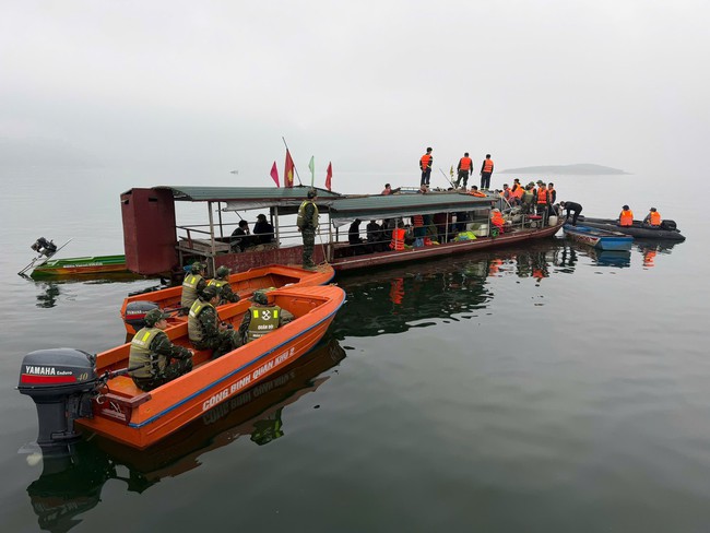 Video hơn 500 người cùng xuồng máy, môtô nước... tìm kiếm nạn nhân vụ lật tàu ở hồ Thác Bà- Ảnh 10. Video hơn 500 người cùng xuồng máy, môtô nước... tìm kiếm nạn nhân vụ lật tàu ở hồ Thác Bà- Ảnh 10.