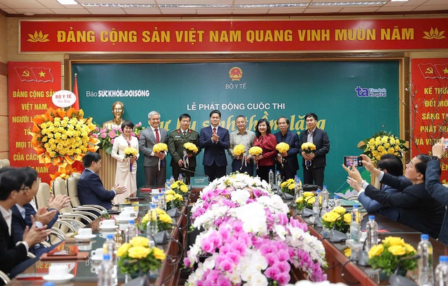 Thứ trưởng Thường trực Bộ Y tế, TS.BS Vũ Mạnh Hà tặng hoa Hội đồng Giám khảo.