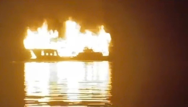 Cháy tàu du lịch trên Vịnh Hạ Long, toàn bộ du khách an toàn- Ảnh 1.