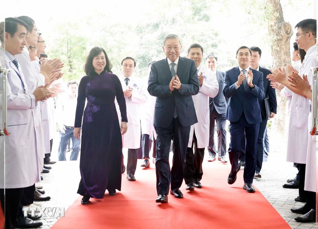 Tổng Bí thư Tô Lâm đến thăm, chúc mừng cán bộ, bác sĩ, nhân viên y tế Bệnh viện Hữu nghị - Ảnh: TTXVN