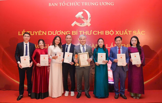 Nhóm tác giả vinh dự đạt Giải C Giải Búa liềm Vàng lần thứ X. Ảnh: Trần Minh