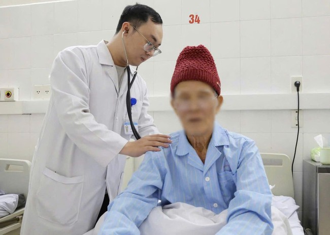 Can thiệp kịp thời cứu cụ ông 86 tuổi sốc tim nguy kịch- Ảnh 2.