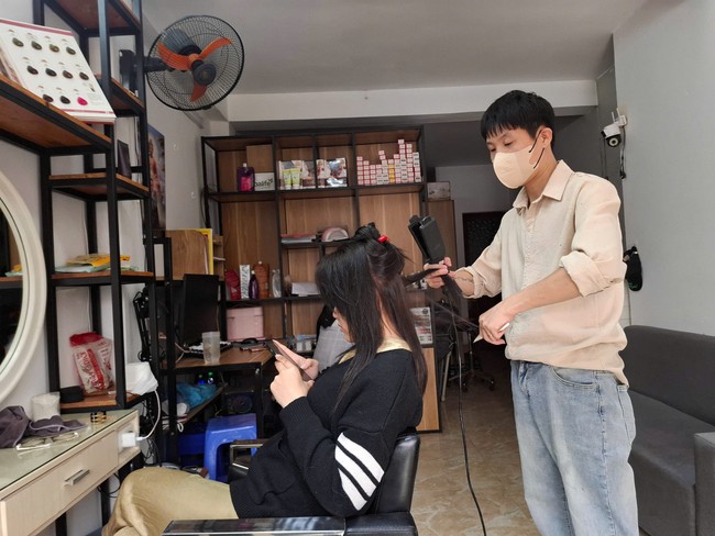 Vì sao dịch vụ làm tóc cận Tết vắng khách hơn mọi năm?- Ảnh 1.