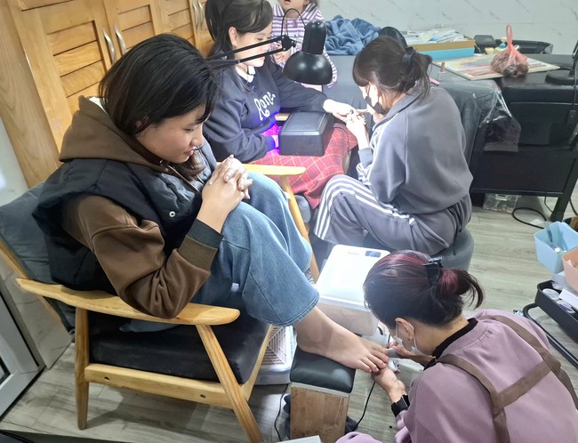 Thợ làm nail quên ăn, thức xuyên đêm làm đẹp cho khách đón Tết- Ảnh 1.