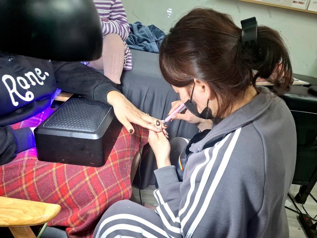 Thợ làm nail quên ăn, thức xuyên đêm làm đẹp cho khách đón Tết- Ảnh 2.