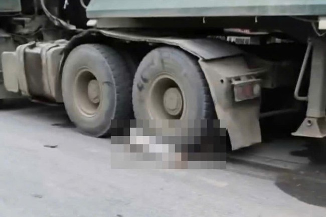 Xe máy va chạm xe đầu kéo khiến mẹ tử vong, con trai nguy kịch- Ảnh 1.