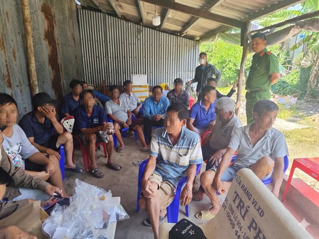 14 người cá cược qua mạng 'ĐÁ GÀ 67' bị bắt quả tang- Ảnh 2.