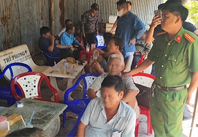 14 người cá cược qua mạng 'ĐÁ GÀ 67' bị bắt quả tang- Ảnh 1.