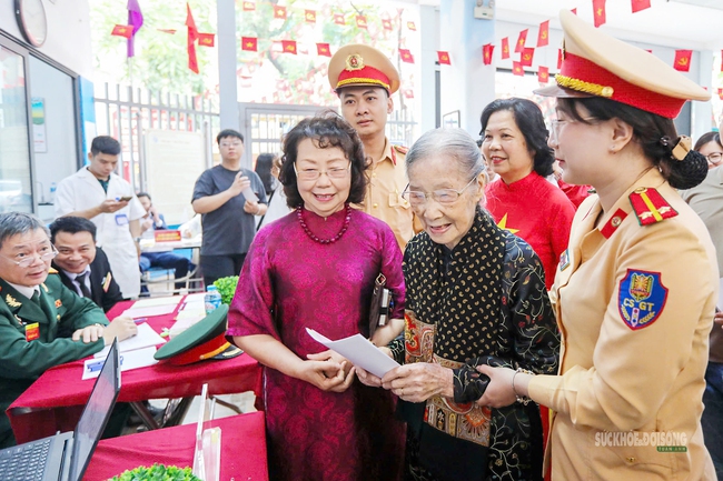 Cử tri 101 tuổi tự tay bỏ lá phiếu gửi gắm niềm tin- Ảnh 6.