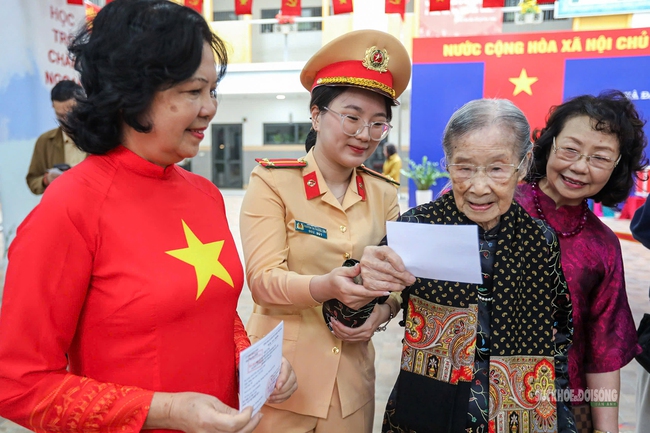 Cử tri 101 tuổi tự tay bỏ lá phiếu gửi gắm niềm tin- Ảnh 1.
