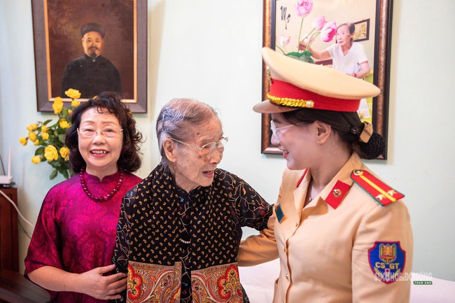 Cử tri 101 tuổi tự tay bỏ lá phiếu gửi gắm niềm tin- Ảnh 3.