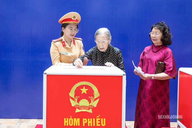 Cử tri 101 tuổi tự tay bỏ lá phiếu gửi gắm niềm tin- Ảnh 9.