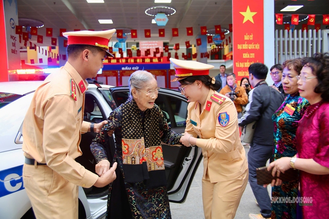 Cử tri 101 tuổi tự tay bỏ lá phiếu gửi gắm niềm tin- Ảnh 5.