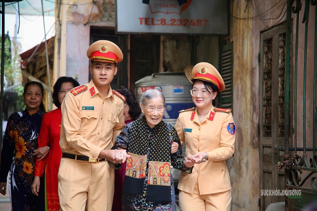 Cử tri 101 tuổi tự tay bỏ lá phiếu gửi gắm niềm tin- Ảnh 2.