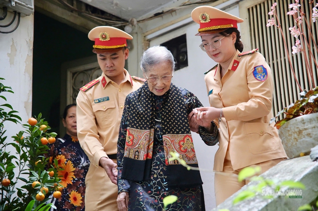 Cử tri 101 tuổi tự tay bỏ lá phiếu gửi gắm niềm tin- Ảnh 4.