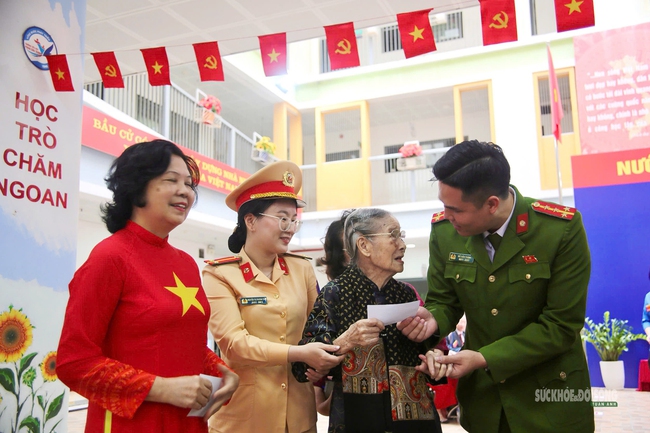 Cử tri 101 tuổi tự tay bỏ lá phiếu gửi gắm niềm tin- Ảnh 7.