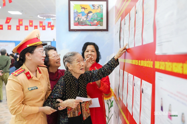 Cử tri 101 tuổi tự tay bỏ lá phiếu gửi gắm niềm tin- Ảnh 8.