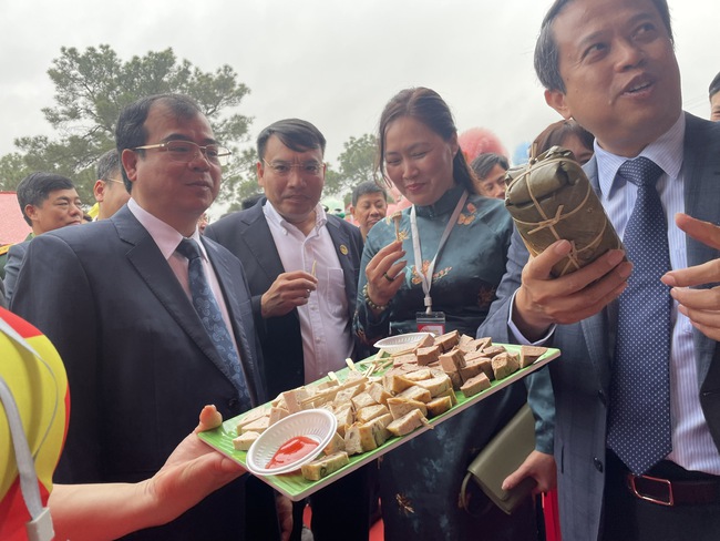 Hải Phòng đẩy mạnh kết nối di sản, thương mại và du lịch tại Lễ hội mùa Xuân Côn Sơn - Kiếp Bạc 2026- Ảnh 3. Hải Phòng đẩy mạnh kết nối di sản, thương mại và du lịch tại Lễ hội mùa Xuân Côn Sơn - Kiếp Bạc 2026- Ảnh 3.