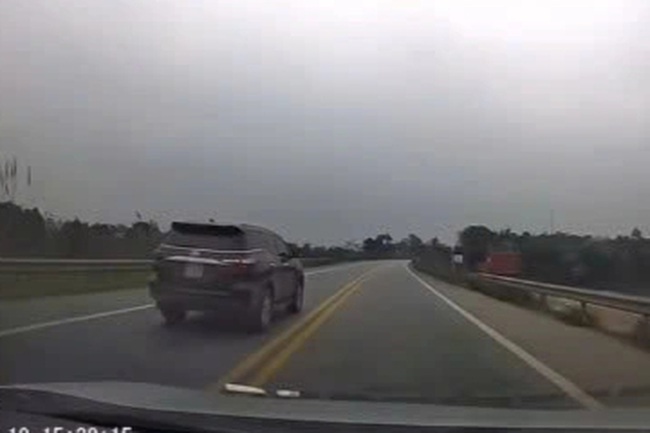 Phạt tài xế xe biển xanh vượt ẩu vào làn đường ngược chiều trên cao tốc- Ảnh 1. Phạt tài xế xe biển xanh vượt ẩu vào làn đường ngược chiều trên cao tốc- Ảnh 1.