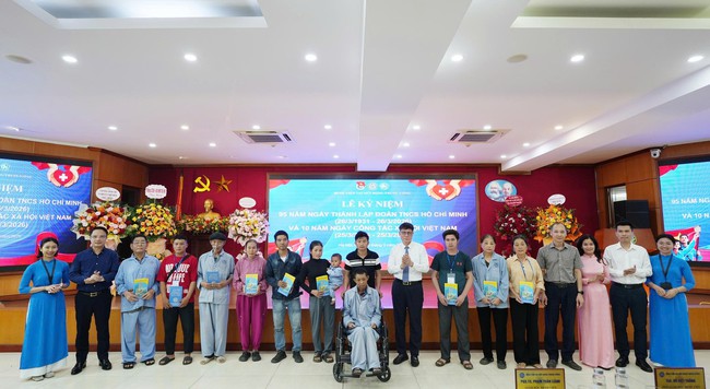 Những người gieo hi vọng, giúp hành trình điều trị trở nên ấm áp, nhân văn hơn- Ảnh 4. Những người gieo hi vọng, giúp hành trình điều trị trở nên ấm áp, nhân văn hơn- Ảnh 4.