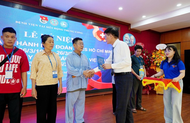 Những người gieo hi vọng, giúp hành trình điều trị trở nên ấm áp, nhân văn hơn- Ảnh 3. Những người gieo hi vọng, giúp hành trình điều trị trở nên ấm áp, nhân văn hơn- Ảnh 3.