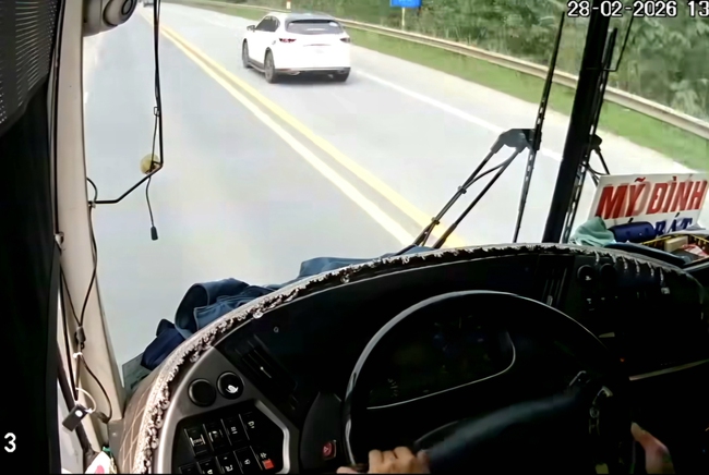 Xử phạt lái xe khách đi ngược chiều trên cao tốc 5 triệu đồng, trừ 2 điểm GPLX- Ảnh 1. Xử phạt lái xe khách đi ngược chiều trên cao tốc 5 triệu đồng, trừ 2 điểm GPLX- Ảnh 1.