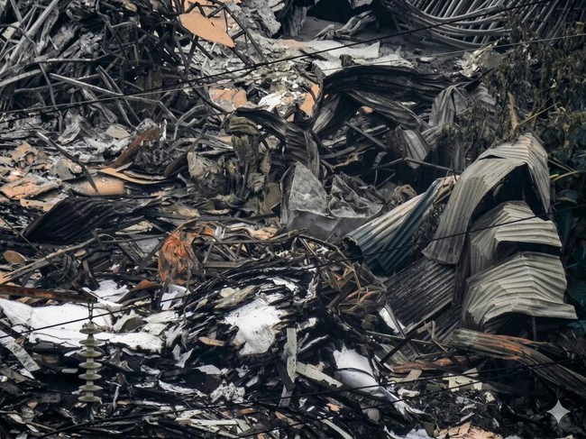 Khung cảnh hoang tàn sau vụ cháy nhà xưởng ở Thanh Liệt, Hà Nội- Ảnh 3.