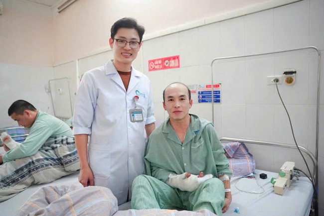 Vi phẫu tái lập tuần hoàn bàn tay gần đứt rời do tai nạn lao động- Ảnh 2. Vi phẫu tái lập tuần hoàn bàn tay gần đứt rời do tai nạn lao động- Ảnh 2.