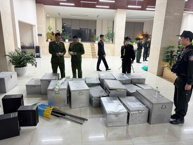 Bắt 'trùm hút cát' tại Quảng Ninh, thu giữ vũ khí quân dụng và chất ma túy.- Ảnh 1.