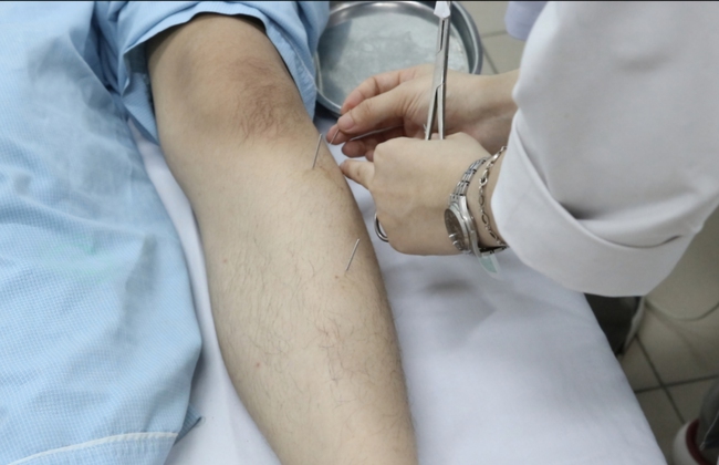 Nam sinh bị liệt vận động do thói quen ngồi khoanh chân - Ảnh 2. Nam sinh bị liệt vận động do thói quen ngồi khoanh chân - Ảnh 2.