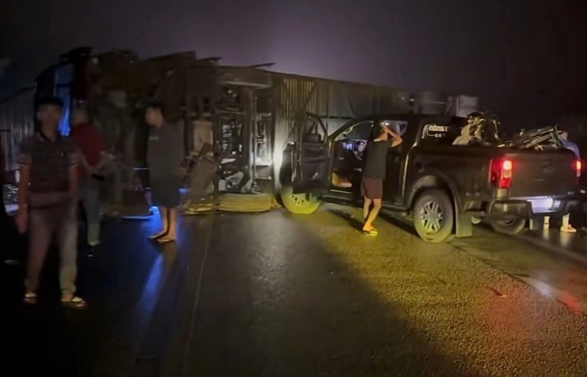Liên tiếp 2 vụ tai nạn trong đêm trên cao tốc Nội Bài – Lào Cai, 5 người bị thương- Ảnh 1.