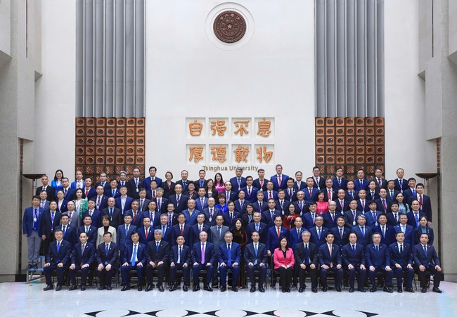 Tổng Bí thư, Chủ tịch nước Tô Lâm và Đoàn lãnh đạo cấp cao Việt Nam chụp ảnh lưu niệm cùng các đại biểu, Hiệu trưởng các trường đại học hai nước tại Diễn đàn hợp tác giáo dục Việt Nam - Trung Quốc năm 2026.