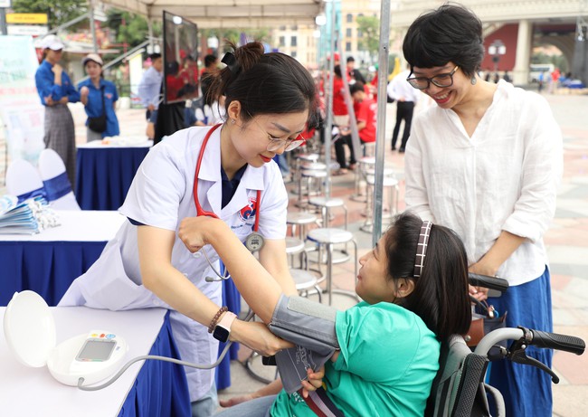 Chuyển từ "hỗ trợ" sang "trao quyền" cho khoảng 8 triệu người khuyết tật - Ảnh 2.